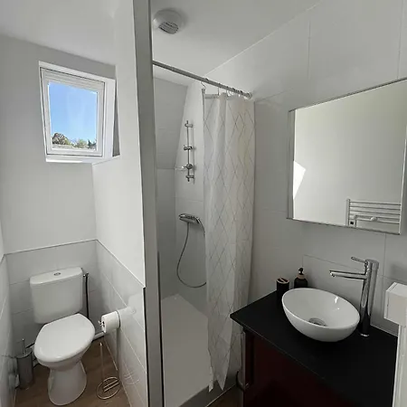 Moderne Proche De L'autoroute Combronde